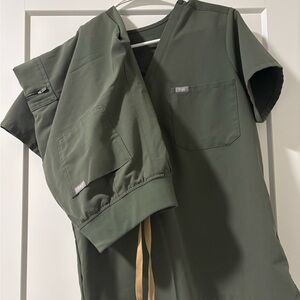 Size M Green Figs Scrub Set